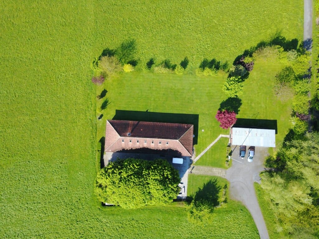 Das Pfadiheim Walenstadt von oben, umgeben von Wiesen