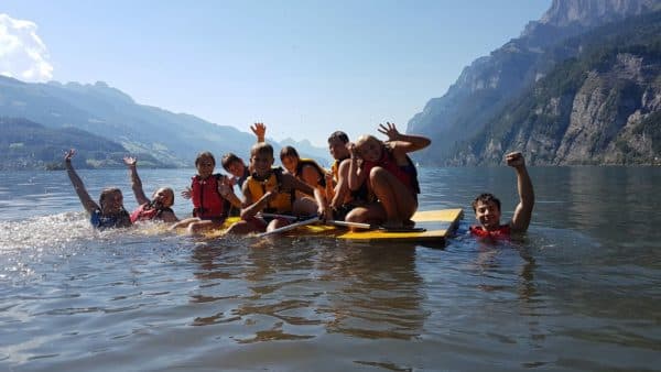 Kinder auf einem selbst gebauten Floss im Walensee